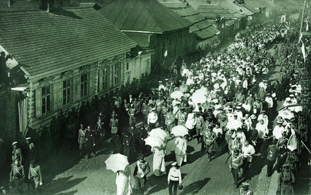 18.Высочайшие Особы следуют за гробом с мощами преп. Евфр. Ф. 20 мая 1910г.